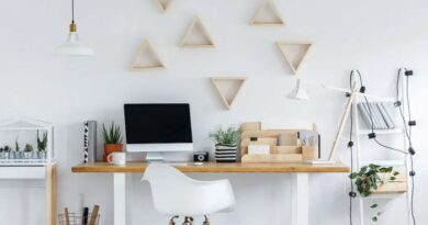 How to decorate an office desk with boxes